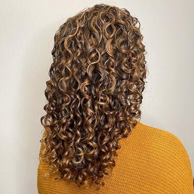 Curly cut and amonia-free highlights