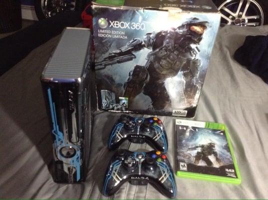 Xbox 360 halo 4 edition 320 gig with controllers and wires