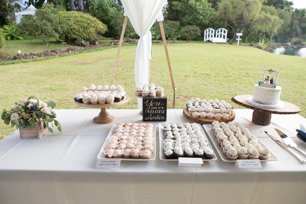 One of the highlights of my wedding day: eating cupcakes!