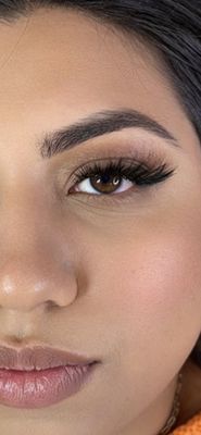 Volume lash extensions in L curl