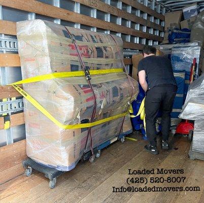 Our professional piano movers have many years of experience and flawless teamwork to safely and efficiently transport a piano.