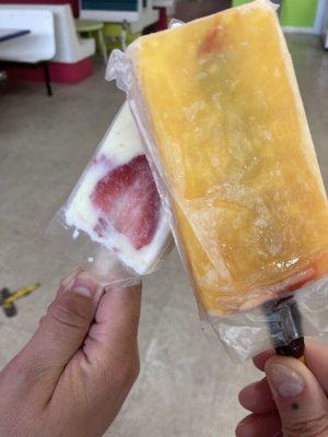 Fresas con crema, y mango con chile paletas