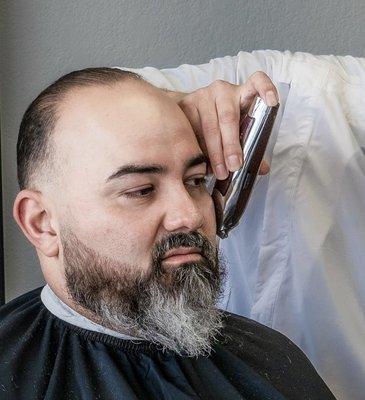 Low skin taper. Beard trim, beard line up.