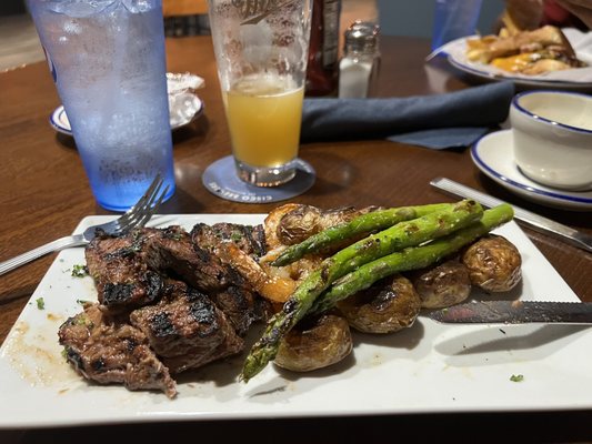 Land and sea. Beef tips with shrimp