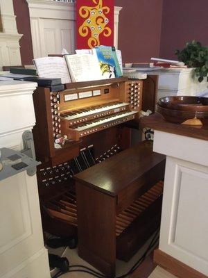 The Allen Quantum Q-275 Organ 176 Voiced Digital Organ