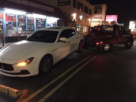 Masserati Ghibli on tow safe and sound for a tire change