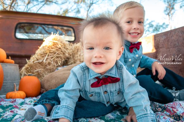 Happy Fall Y'All! #fallseason #vintagetrucksession #dallasphotographer #texasphotographer #kaufmantx