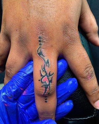 #piercedbylaee - service: FINGER TATTOO