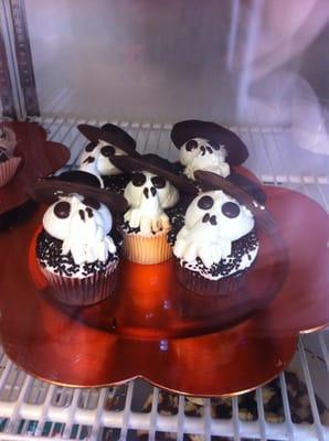 Skull cupcakes. So cute!