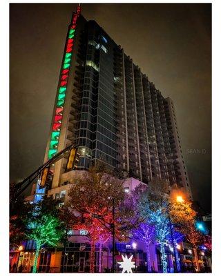 Spire at the Intersection of Peachtree & 7th Street! @midtown_atl @spiremidtownatlanta @seand67 #atlanta #holidaylights