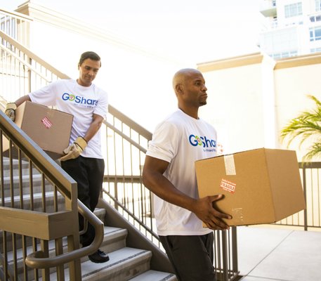 GoShare pros helping with an apartment move