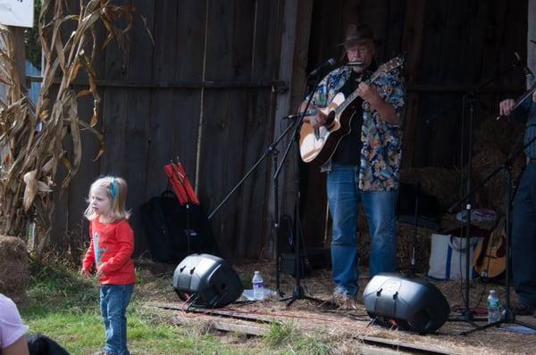 live bluegrass gets everyone dancing at Farm Day