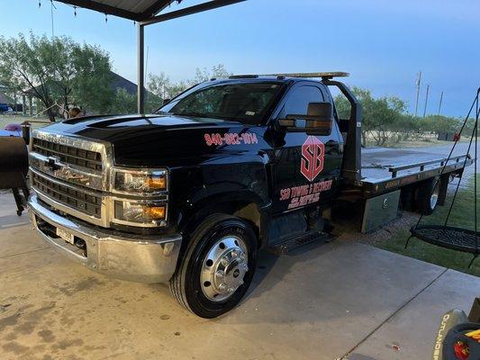 One of the trucks all cleaned and ready for whatever your towing needs are!!! Make us your "CHOICE"