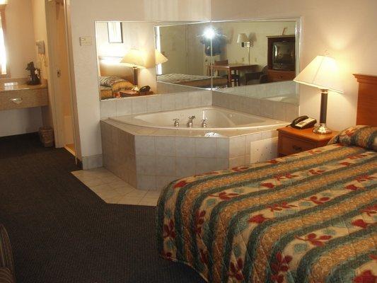 OH KozyInn Columbus bed Jacuzzi