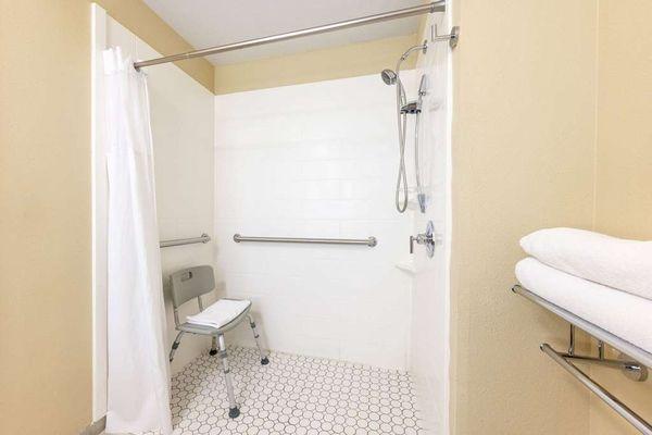 Guest room bath (accessible)