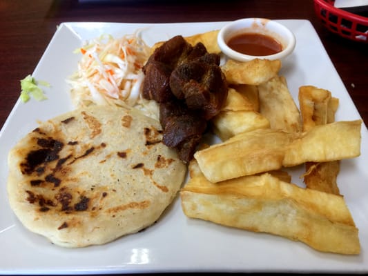 Yucca con Chicharrones, Revueltas Pupusa