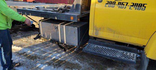 The only thing damaged on the towtruck is the toolbox under the flat bed is pushed back.