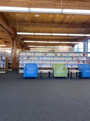 Seating area with comfy chairs (There are also desks with chairs in the center)