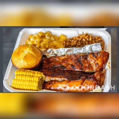 BBQ Plate (2 ribs, 1 link, corn on the cob, baked beans, lobster Mac & cheese and a cornbread muffin)