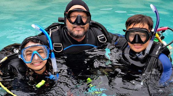 Marina & Willy completing the pool-portion of their Open Water (beginner) Course.