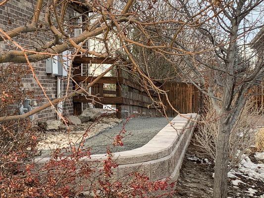 Retaining wall with pea gravel walkway