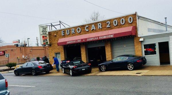 We just finished the clutch replacement in the Ferrari F430 and Brakes/ oil change on the Aston Martin DB9