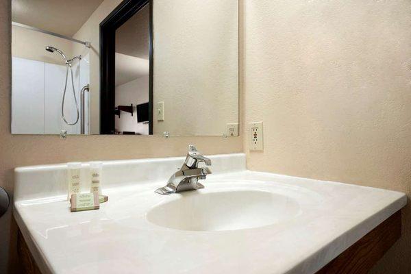 Guest room bath