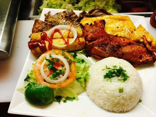 Special featuring 3 meats (Photo: La Parrilla Facebook)