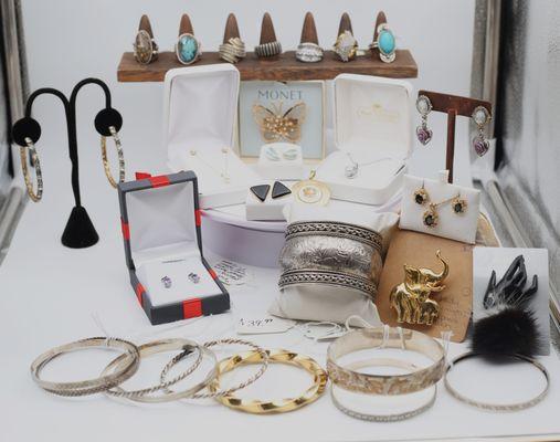 Wide variety of quality vintage jewelry