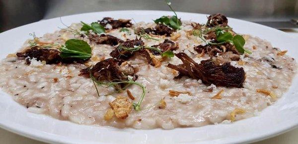 Short rib risotto
Braised short rib-bone marrow-crispy shallots-horseradish zest