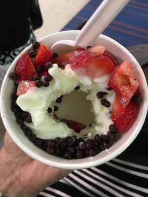 Serves you a nice sized portion w/a huge hole in the center. Shame on you Terminal C- Logan Airport- Pinkberry!!!