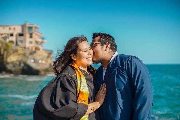 Graduating couple photos to celebrate the accomplishments together