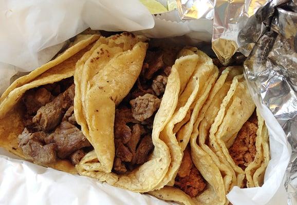 Tacos de carne asada (left) y al pastor (right)