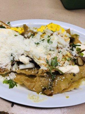 Chilaquiles a la mexicana w / eggs