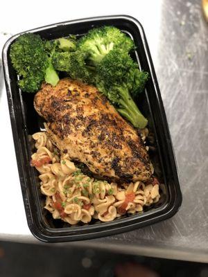 Mealprep meal, roasted chicken w/pasta salad