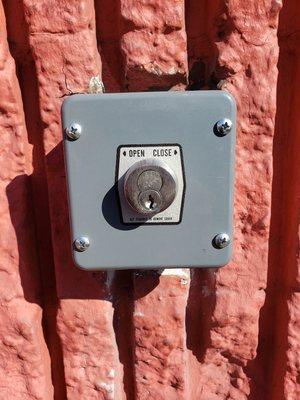 Roll down gate keyswitch installed with a best interchangeable core cylinder.