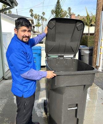 Trash Can Cleaning Service - Clean trash can after washing