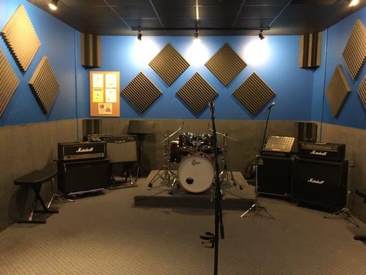 Room D. Comfortable size for a 5 piece band. Marshall JCM 2000, MG100 & Peavey Valveking 100 combo. $24/hr.