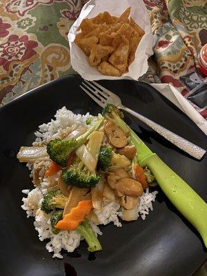 Broccoli and mushrooms in a brown garlic sauce with white rice. And crispy chips with sweet and sour sauce.   YUMMY!!