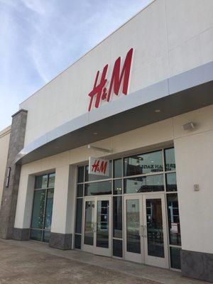 H&M, Exterior