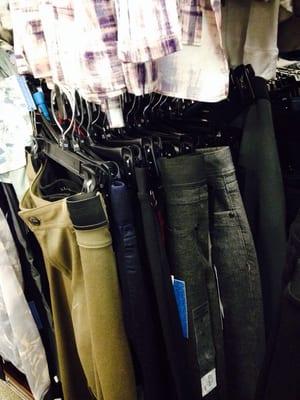 Hey Kohl's on Nevada: THIS is not helpful.  Pants of all makes & models shoved onto a hard to see bottom rack. Wah.