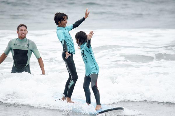 Sisters tandem surfing :)