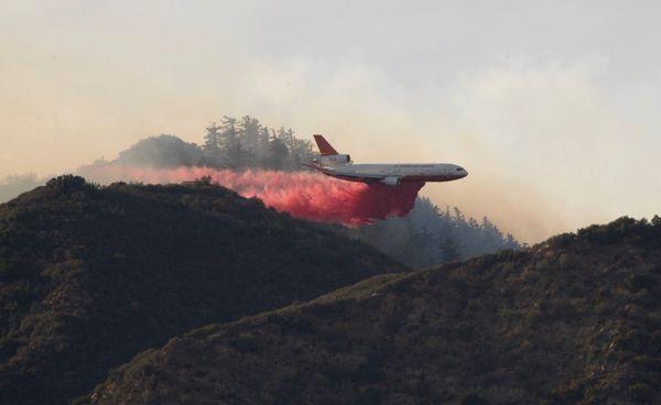 Thomas Fire December 2017 VLAT aerial retardant drop 10 Tanker DC10.