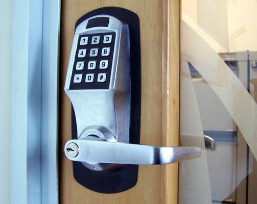 Commercial locksmith service