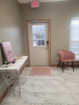 A quiet and peaceful waiting area for you when arriving at Pink Moon Spa