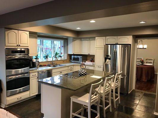 An amazing kitchen result, Look at those shiny countertops. House Cleaning St Louis