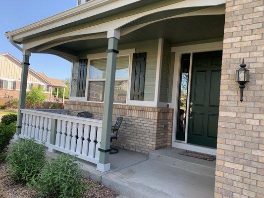 Look how gorgeous that front porch is!  Really made it all tie together and "pop"