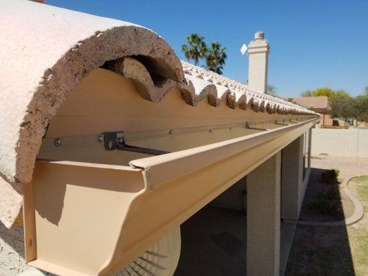 Seamless Aluminum K-Style Rain Gutters. Stainless Steel Screws and Hangers