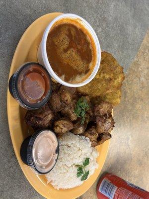 Arroz con habichuela, tostones fritos con carne frita