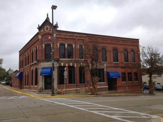 A wonderful old building in a picturesque downtown!